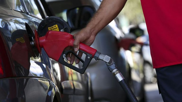 Se governo propuser mesmo nova regra, isso baixaria preço de combustíveis?