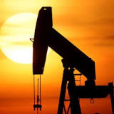 Petróleo fecha em forte queda, apesar de dados positivos